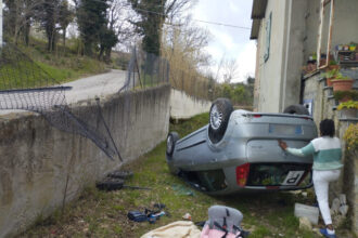 Rimini – Paura a Fontanelle di San Leo: auto si ribalta nel giardino di una casa