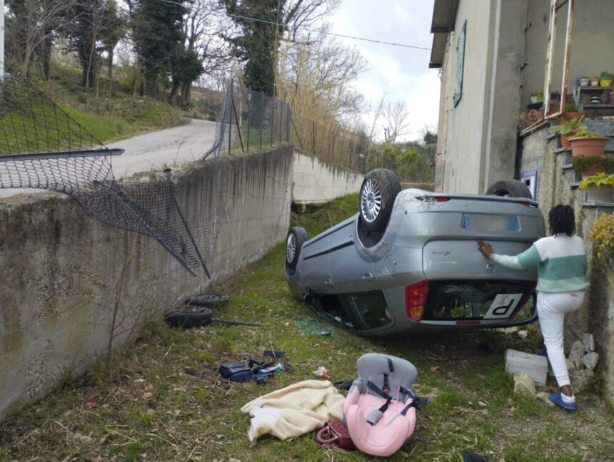 Rimini – Paura a Fontanelle di San Leo: auto si ribalta nel giardino di una casa