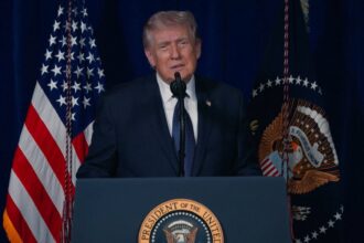 Iran non cede a ultimatum, Trump si prepara al negoziato. Teheran: “Distruzione totale se Usa attaccano le centrali”