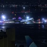 New York, scontro tra aereo e mezzo dei pompieri: muoiono pilota e copilota all’aeroporto LaGuardia