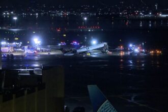 New York, scontro tra aereo e mezzo dei pompieri: muoiono pilota e copilota all’aeroporto LaGuardia