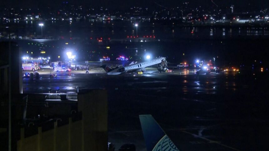 New York, scontro tra aereo e mezzo dei pompieri: muoiono pilota e copilota all’aeroporto LaGuardia