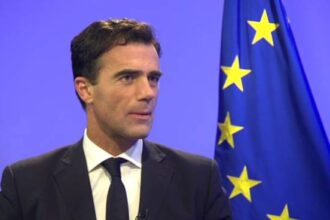 San Marino, Sandro Gozi eletto al Consiglio di Parigi: l’europarlamentare “indebitamente” indagato con la Presidente di Bcsm dal Commissario Buriani entra nell’assemblea municipale