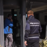 Sfonda la porta della banca: scambia il freno con l’acceleratore e finisce contro la filiale