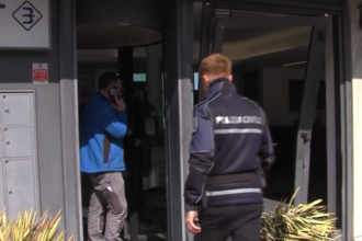 Sfonda la porta della banca: scambia il freno con l’acceleratore e finisce contro la filiale