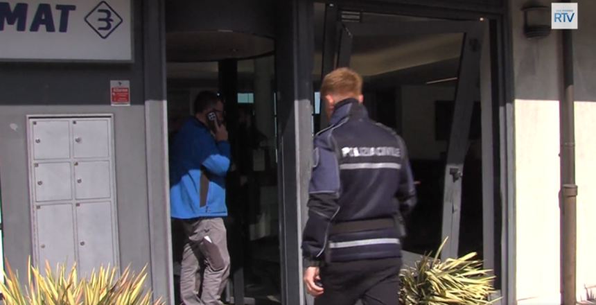 Sfonda la porta della banca: scambia il freno con l’acceleratore e finisce contro la filiale