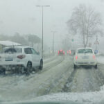 Nevicata di marzo, disagi alla circolazione rallentata o deviata. Lamiere sbattute sulla superstrada a causa del forte vento