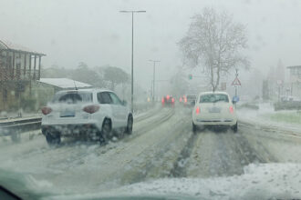 Nevicata di marzo, disagi alla circolazione rallentata o deviata. Lamiere sbattute sulla superstrada a causa del forte vento