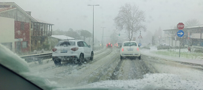 Nevicata di marzo, disagi alla circolazione rallentata o deviata. Lamiere sbattute sulla superstrada a causa del forte vento