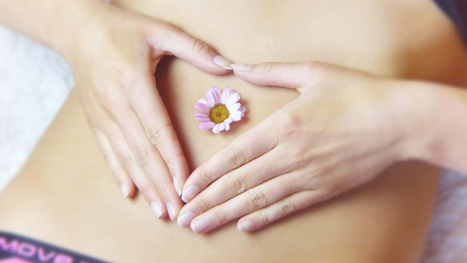 Endometriosi, l’esperto spiega sintomi, cure e impatto sulla fertilità: “Fondamentale riconoscerla presto”