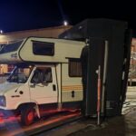 San Marino. Entra nell’autolavaggio ma il camper non entra. Lo distrugge