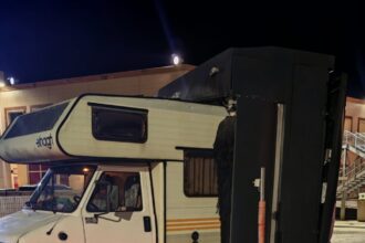 San Marino. Entra nell’autolavaggio ma il camper non entra. Lo distrugge