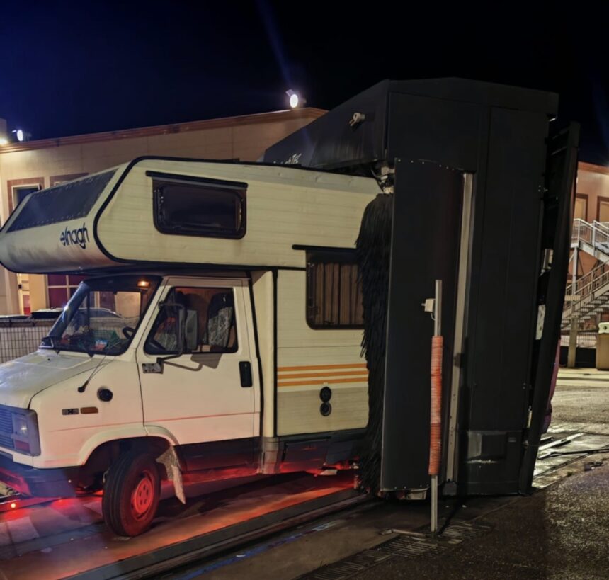 San Marino. Entra nell’autolavaggio ma il camper non entra. Lo distrugge