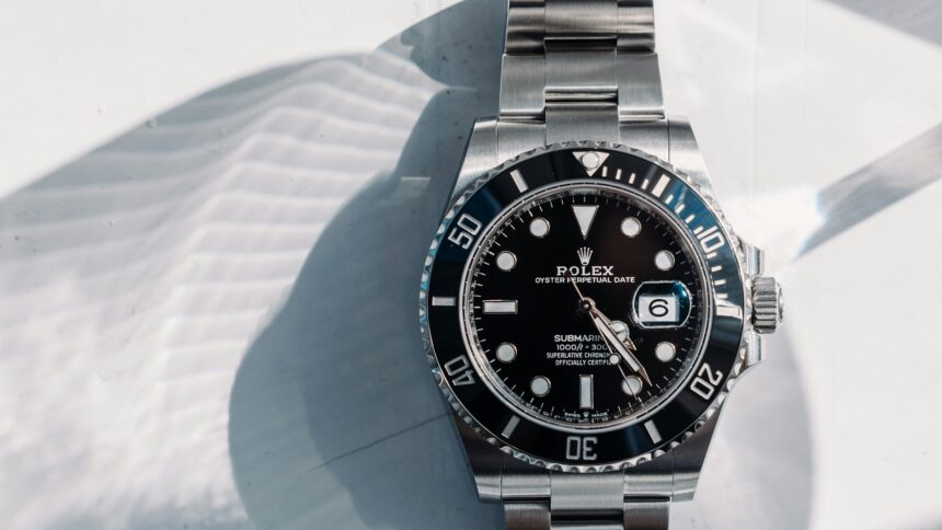 Finto “perito” ruba un Rolex da oltre 100mila euro: arrestato un 17enne