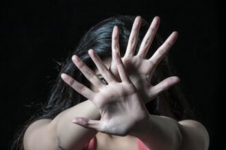 Cronaca. Rimini, follia nella notte: aggredisce e rapina la fidanzata modella di OnlyFans prima di scagliarsi contro la Polizia