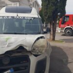 Carambola all’incrocio: due feriti e tre vetture danneggiate. Auto finisce contro un’abitazione