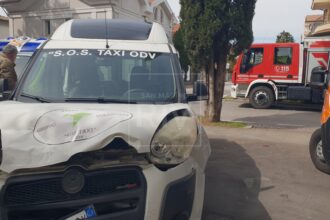 Carambola all’incrocio: due feriti e tre vetture danneggiate. Auto finisce contro un’abitazione