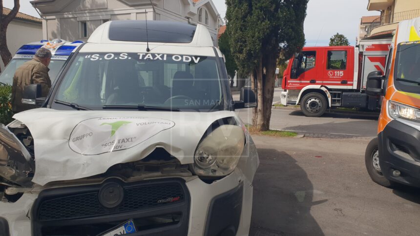 Carambola all’incrocio: due feriti e tre vetture danneggiate. Auto finisce contro un’abitazione