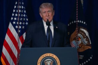 Iran, Trump: “Li stiamo massacrando, presto la grande ondata”