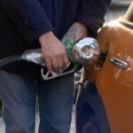Con la guerra schizzano i prezzi dei carburanti, l’allarme di Federconsumatori: “Aumenti inauditi, spropositati”