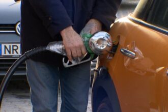 Con la guerra schizzano i prezzi dei carburanti, l’allarme di Federconsumatori: “Aumenti inauditi, spropositati”