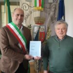 Bellaria Igea Marina, il mistero degli UFO in un libro: Salvatore Magnani ricevuto dal sindaco