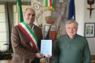 Bellaria Igea Marina, il mistero degli UFO in un libro: Salvatore Magnani ricevuto dal sindaco