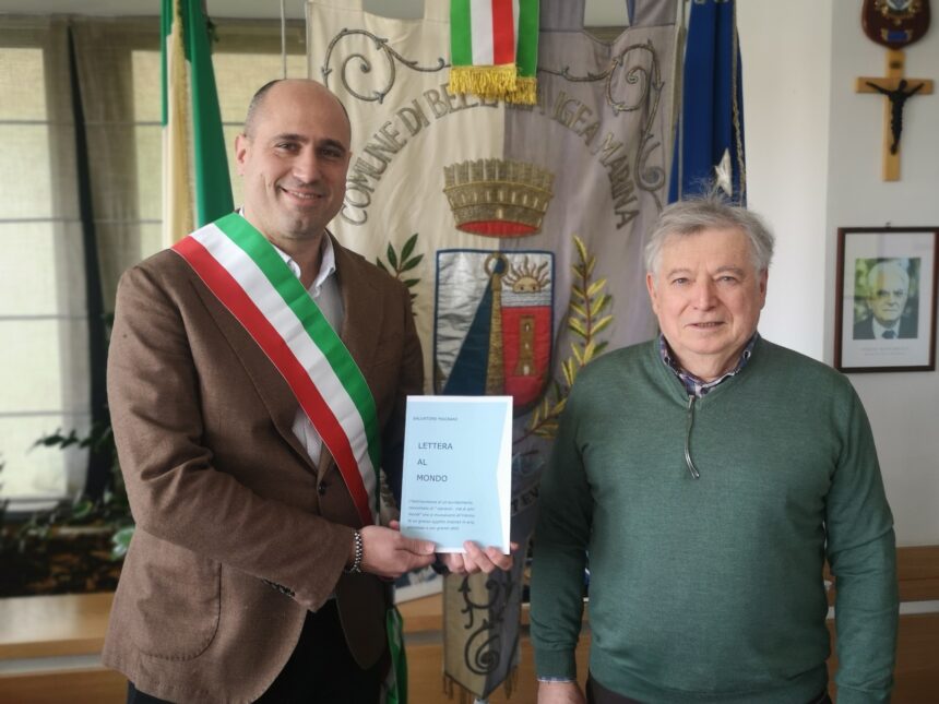 Bellaria Igea Marina, il mistero degli UFO in un libro: Salvatore Magnani ricevuto dal sindaco