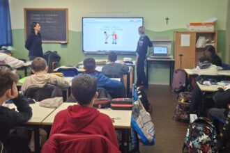 Cervia, la Polizia Locale torna tra i banchi: oltre 340 ore di lezione sulla legalità