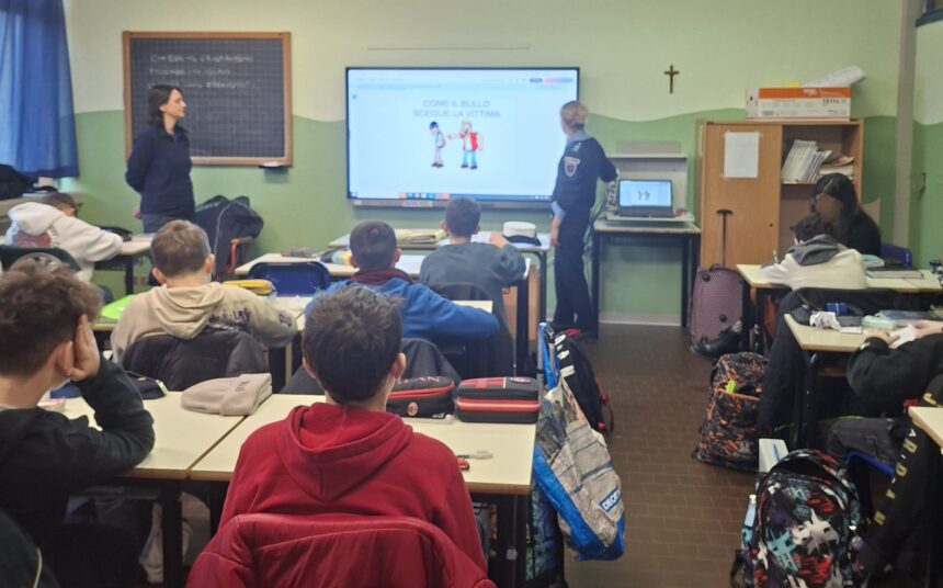 Cervia, la Polizia Locale torna tra i banchi: oltre 340 ore di lezione sulla legalità