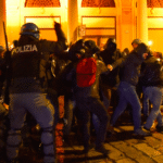 Cronaca. Bologna, guerriglia notturna al Pilastro: scontri e lacrimogeni nel parco