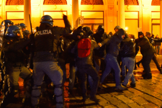 Cronaca. Bologna, guerriglia notturna al Pilastro: scontri e lacrimogeni nel parco