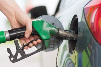 Guerra in Medioriente e rincari carburanti, Federconsumatori lancia l’allarme: “prezzi oltre i livelli giustificabili”