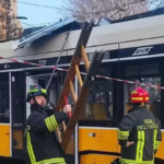 Cronaca. Milano, deragliamento del Tram 9: indagini su un “buco” nelle immagini. Ipotesi guasto tecnico