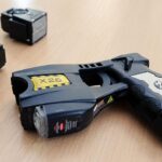 Cronaca. Tensione in una scuola di Imola: studente sorpreso con un taser artigianale durante la ricreazione