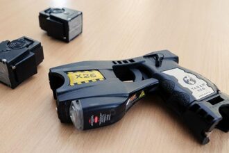 Cronaca. Tensione in una scuola di Imola: studente sorpreso con un taser artigianale durante la ricreazione
