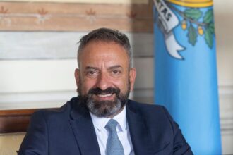 San Marino. Crisi in Medio Oriente e tutela dei sammarinesi: l’analisi e le strategie operative del Segretario Beccari in conferenza stampa del Congresso di Stato