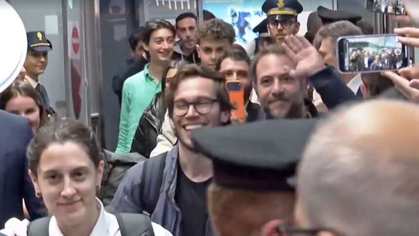 Rientrati da Dubai i quattro studenti riminesi: abbracci e sollievo a Malpensa