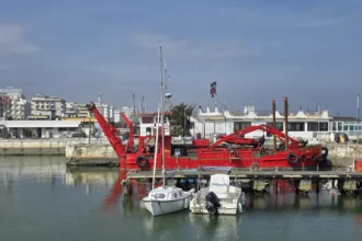 Porto canale di Riccione: lavori di dragaggio in corso per la sicurezza della navigazione e la difesa della costa