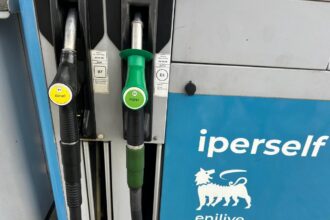 Guerra in Iran, il caro benzina colpisce meno a San Marino: riminesi a caccia di sconti sul Titano