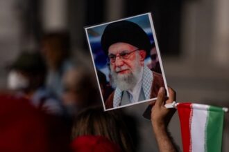 Medio Oriente, guerra totale tra Iran e Israele: petrolio alle stelle e caos nei cieli