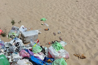 Cronaca. Rimini, ripulisce la sua spiaggia privata: denunciato dal Comune