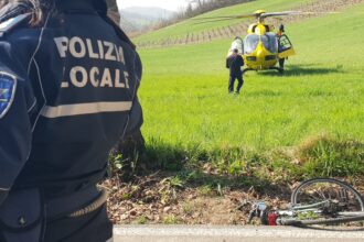 Coriano, esce di strada con la bici e finisce in un fosso: 50enne trasportata in elisoccorso al Bufalini [fotogallery]
