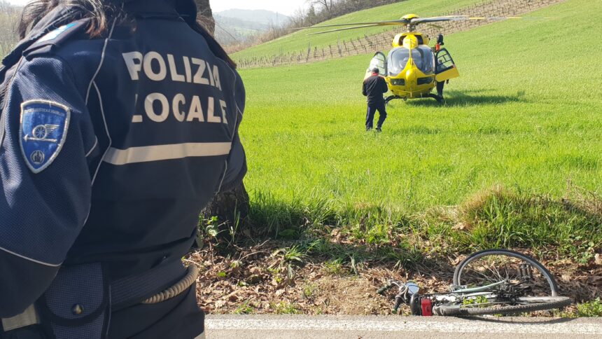 Coriano, esce di strada con la bici e finisce in un fosso: 50enne trasportata in elisoccorso al Bufalini [fotogallery]