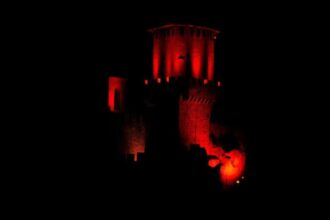 San Marino. Luci rosse sul Titano per la Giornata internazionale della Donna: il valore del lavoro contro ogni abuso