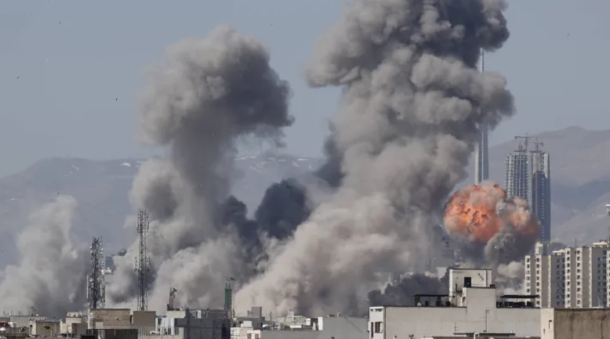 Guerra in Iran. Teheran, pioggia di missili sulla capitale: Israele lancia la vasta ondata di raid