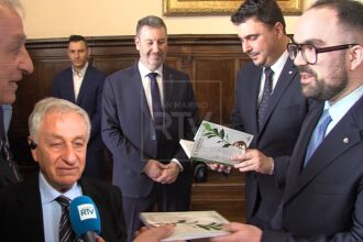 “Il ladro di talee”: presentato ai Reggenti il volume dedicato alla cura dell’osteoporosi 9 marzo 2026 “L’osteoporosi – sottolineano i Capitani Reggenti – è una sfida comune, tra le più silenziose e pervasive della nostra società. Si tratta di una condizione che colpisce milioni di persone, in molti casi donne”.