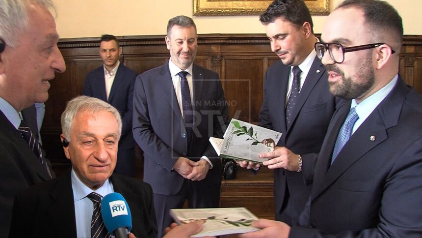 “Il ladro di talee”: presentato ai Reggenti il volume dedicato alla cura dell’osteoporosi 9 marzo 2026 “L’osteoporosi – sottolineano i Capitani Reggenti – è una sfida comune, tra le più silenziose e pervasive della nostra società. Si tratta di una condizione che colpisce milioni di persone, in molti casi donne”.