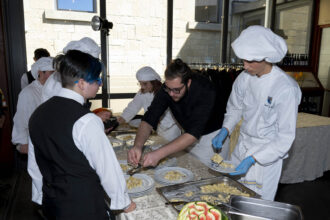 Il CFP si prepara alla Colazione di Primavera, studenti del corso di ristorazione mostrano le loro abilità a Reggenti e autorità