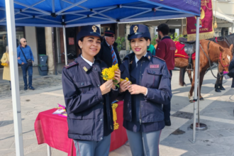 Rimini, la Polizia in piazza contro la violenza sulle donne: successo per la campagna “Questo non e amore”